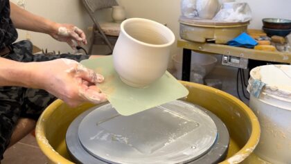 692. Throwing Several Round Mugs on Hsin Tools SpaceSaver Bat System with Hsin-Chuen Lin 林新春 馬克杯拉坯示範