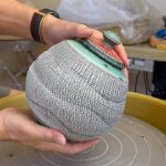 685. Glazing a Sodium Silicate Texture Covered Jar with Hsin-Chuen Lin 林新春 岩花瓷瓶上釉示範
