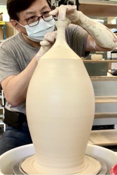 667.  Throwing a 16.5 Lb Large Tall Bottle with Hsin-Chuen Lin 林新春 大瓶拉坯示範