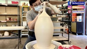 667.  Throwing a 16.5 Lb Large Tall Bottle with Hsin-Chuen Lin 林新春 大瓶拉坯示範