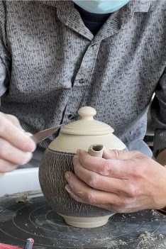 658. Class Demo~Trimming/ Assembling a Teapot Lid, Spout and Handle with Hsin-Chuen Lin 林新春 茶壺組裝示範