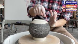 656. Throwinhg a Sodium Silicate Texture Teapot~ Class Demo with Hsin-Chuen Lin 林新春 岩花瓷茶壺拉坯示範