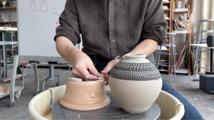 649. Trimming/Chattering/Sgraffito a Moon Jar~Class Demo Project 2 with Hsin-Chuen Lin 林新春 天球瓶跳刀課堂示範