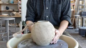 647. Learning Tap Centering & Trimming a Roller Texture Lidded Jar with Hsin-Chuen Lin 林新春 滾花瓶修坯示範