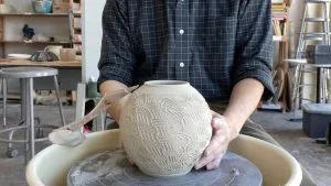 647. Learning Tap Centering & Trimming a Roller Texture Lidded Jar with Hsin-Chuen Lin 林新春 滾花瓶修坯示範