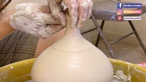 640. Throw a Wide Body Thin-necked Bottle with Hsin-Chuen Lin 林新春 細頸瓶拉坯示範