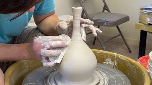 620. Throwing a Twisted Thin-necked Bottle with Hsin-Chuen Lin 林新春 扭曲變形細頸瓶拉坯示範