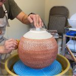610. Glaze a Sodium Silicate Texture Moon Jar with Hsin-Chuen Lin 林新春 岩花瓷天球蓋瓶上釉示範