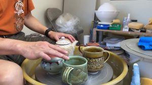 607. Learning How to Grind the Foot of Glaze Fired Ceramics with Hsin-Chuen Lin 林新春 釉燒後續打磨示範