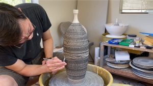602. Trimming/Chattering a Thin-necked Bottle with Hsin-Chuen Lin 林新春 細頸瓶修坯跳刀示範