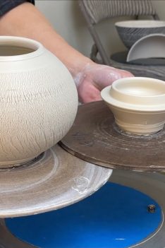 566. Throwing a Sodium Silicate Texture Teapot with Hsin-Chuen Lin 林新春 岩花瓷茶壺拉坯示範