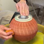 560. Glazing a Sodium Silicate Texture Lidded Jar with Hsin-Chuen Lin 林新春 岩花瓷蓋罐上釉示範