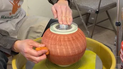 560. Glazing a Sodium Silicate Texture Lidded Jar with Hsin-Chuen Lin 林新春 岩花瓷蓋罐上釉示範