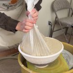 559. Glazing a Large Salad Bowl with Hsin-Chuen Lin林新春 大碗上釉示範