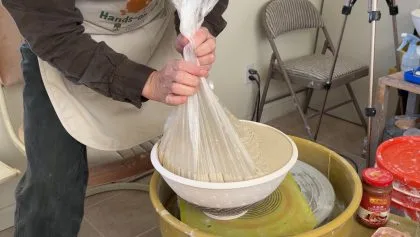 559. Glazing a Large Salad Bowl with Hsin-Chuen Lin林新春 大碗上釉示範