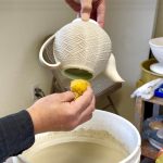 557. Glazing a Roller Texture Teapot with Hsin- Chuen Lin 林新春 茶壺上釉示範