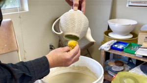 557. Glazing a Roller Texture Teapot with Hsin- Chuen Lin 林新春 茶壺上釉示範