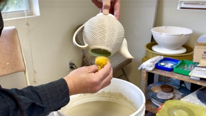 557. Glazing a Roller Texture Teapot with Hsin- Chuen Lin 林新春 茶壺上釉示範