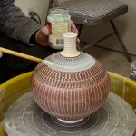 556. Glazing a Sgraffito Texture Bottle with Hsin-Chuen Lin 林新春 雕紋細頸瓶上釉示範