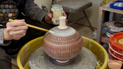 556. Glazing a Sgraffito Texture Bottle with Hsin-Chuen Lin 林新春 雕紋細頸瓶上釉示範