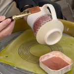 555. Glazing a Sgraffito Texture Mug with Hsin-Chuen Lin 林新春 馬克杯上釉示範
