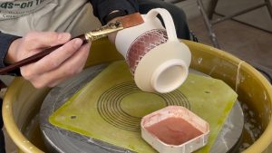 555. Glazing a Sgraffito Texture Mug with Hsin-Chuen Lin 林新春 馬克杯上釉示範